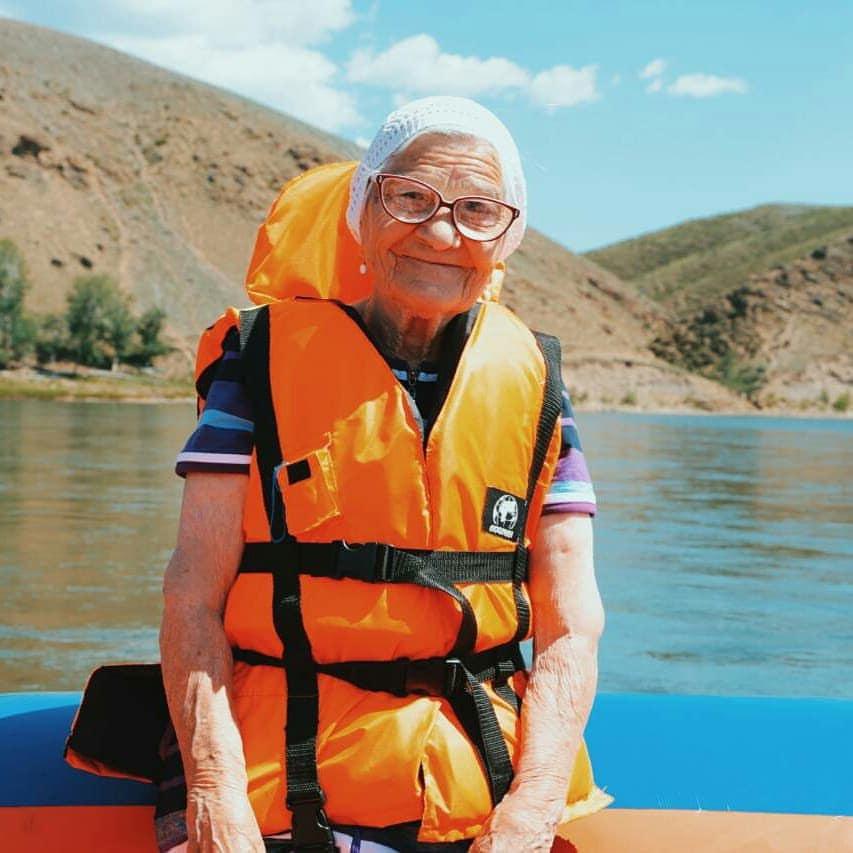 Бабушки путешествуют. Баба Лена путешественница. Пожилая путешественница. Бабушка путешественница из Красноярска.